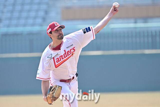 17일 인천 SSG랜더스필드에서 열린 '2026 신한 SOL BANK KBO리그' SSG 랜더스와 삼성 라이온즈 시범경기. SSG 베니지아노가 1회초 선발 투수로 나와 힘차게 투구하고 있다./마이데일리