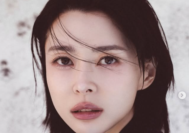 배우 권나라가 이전에 볼 수 없었던 깊이 있는 감성과 파격적인 스타일을 선보이며 보는 팬과 누리꾼들을 사로잡았다. /권나라 소셜미디어