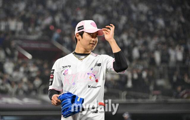 KT 박영현이 11일 경기에서 2이닝 세이브를 챙긴 뒤 미소짓고 있다. 박영현은 28일 LG전에서 4아웃 세이브에 실패했다./마이데일리