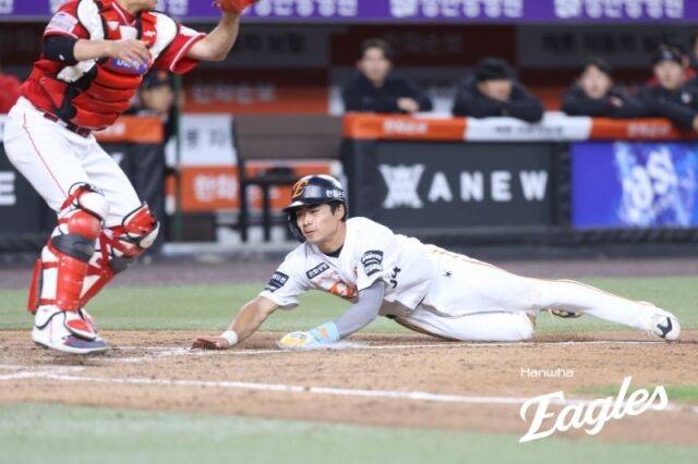 오재원의 슬라이딩을 보고 김경문 감독도 박수를 보냈다./한화 이글스