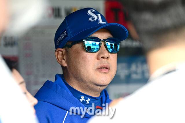 삼성 박진만 감독이 28일 두산전을 앞두고 취재진과 인터뷰를 진행하고 있다./잠실야구장=한혁승 기자