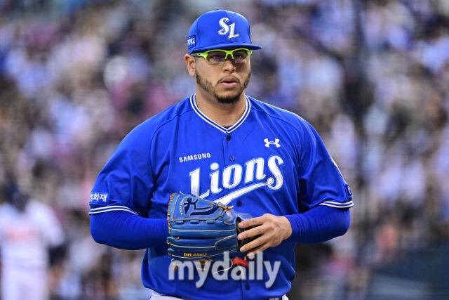 삼성 후라도가 28일 두산전에서 역투 후 마운드를 내려오고 있다./한혁승 기자