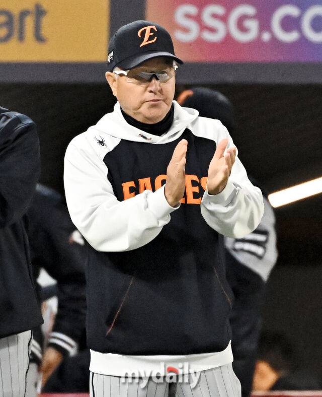 7일 오후 인천 SSG랜더스필드에서 진행된 '2026 프로야구 KBO리그' SSG랜더스와 한화 이글스의 경기. 한화 김경문 감독이 6-2로 승리한 뒤 박수를 치고 있다./마이데일리