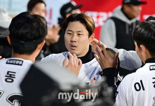 2026년 4월 22일 오후 경기도 수원KT위즈파크에서 열린 '2026 신한 SOL KBO리그' KIA 타이거즈와 KT 위즈의 경기. KT 2루 주자 최원준이 3회말 무사 2루서 김민혁의 1타점 적시타 때 홈을 밟고 동료들의 축하를 받고 있다./마이데일리