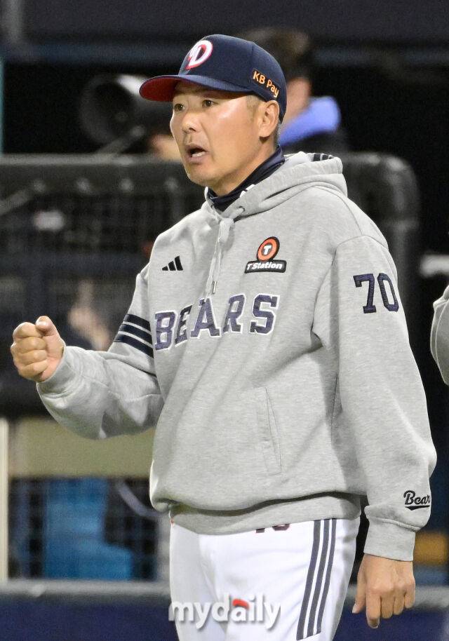 두산 김원형 감독이 29일 삼성전에서 4-0으로 승리한 뒤 기뻐하고 있다./잠실야구장=유진형 기자