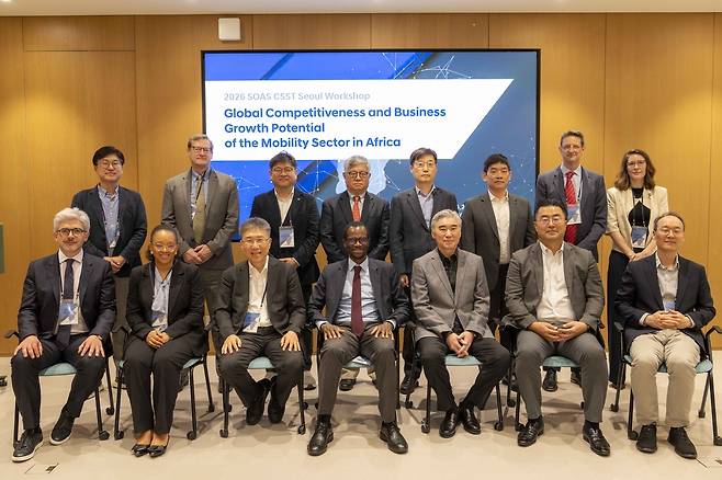 현대차그룹과 런던대학교 SOAS CSST 연구 성과 보고회 참석자들이 기념촬영을 하고 있다. 아랫줄 좌측부터 안토니오 안드레오니 런던대학교 SOAS CSST 공동소장, 파멜라 몬들리와 남아프리카공화국 산업개발공사 연구조사부 부장, 장하준 런던대학교 SOAS CSST 공동소장, 데이비드 마손도 남아프리카공화국 재무부 차관, 성 김 현대자동차그룹 전략기획담당 사장, 김흥수 현대차그룹 GSO 부사장, 신용석 현대차그룹 HMG경영연구원 원장 [현대차 제공]