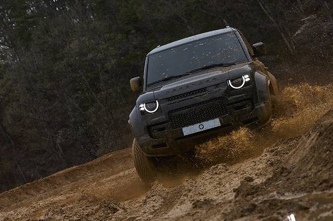 지난 14일 충북 증평 벨포레 모토아레나에서 열린 ‘2026 데스티네이션 디펜더’ 미디어 행사에서 기자단이 디펜더 OCTA 블랙을 타고 오프로드를 체험해보고 있다.  정경수 기자