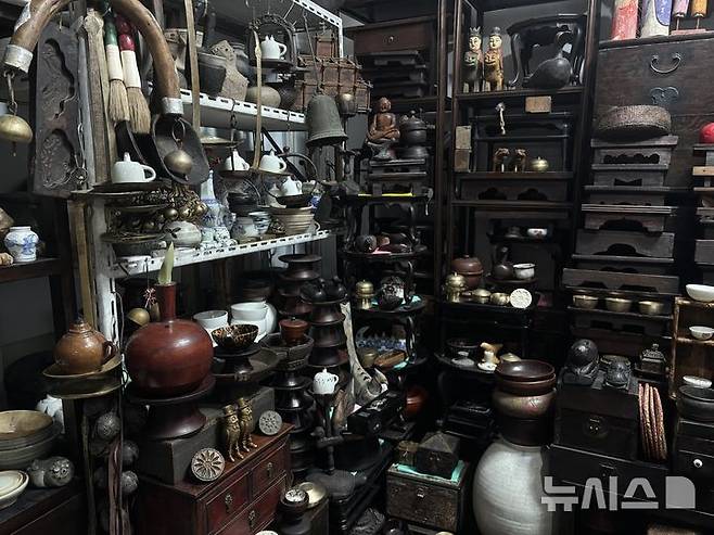 [서울=뉴시스] 유하영 인턴기자= 27일 서울 동대문구 답십리 고미술상가 내에 위치한 '대덕당'의 모습. 오래된 골동품들이 쌓여있다.2026.04.27.