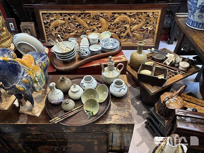 [서울=뉴시스] 유하영 인턴기자= 27일 서울 동대문구 답십리 고미술상가 내 한 상점에 수백 년 된 식기류가 진열돼있다. 2026.04.27.