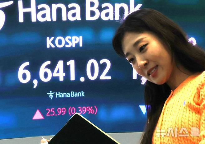 [서울=뉴시스] 박주성 기자 = 28일 오후 서울 중구 하나은행 딜링룸에서 딜러들이 업무를 하고 있다.코스피는 전 거래일(6615.03)보다 25.99포인트(0.39%) 상승한 6641.02에 마감했다. 2026.04.28. park7691@newsis.com
