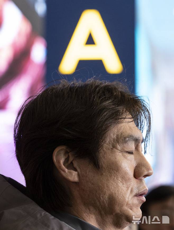 [인천공항=뉴시스] 김근수 기자 = 홍명보 대한민국 축구 국가대표팀 감독이 2일 인천국제공항 제2여객터미널에서 3월 유럽원정 평가전을 마치고 귀국 인터뷰 도중 눈을 감고 있다. 2026.04.02. ks@newsis.com
