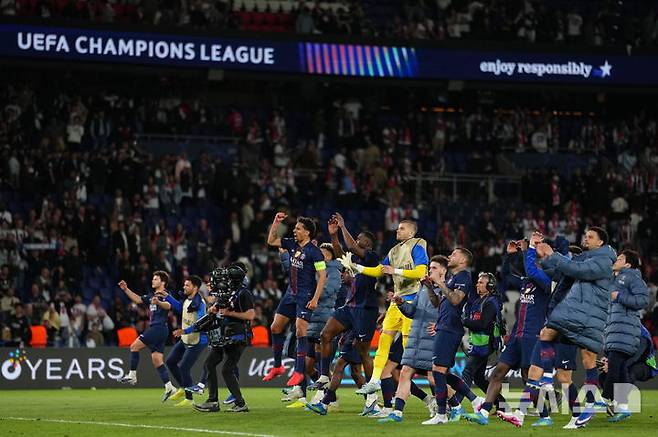 [파리=AP/뉴시스] 프랑스 프로축구 리그1 파리 생제르맹(PSG) 선수단. 2026.04.28.