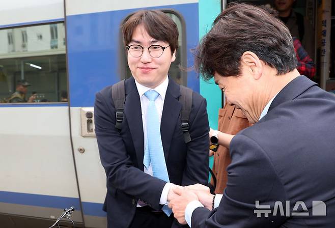 [부산=뉴시스] 하경민 기자 = 하정우 전 청와대 AI미래기획수석이 29일 부산 북구 구포역에 도착한 열차에서 내리고 있다.  하 전 수석은 전재수 더불어민주당 부산시장 후보의 지역구인 부산 북갑 보궐선거에 출마할 예정이다. 2026.04.29. yulnetphoto@newsis.com
