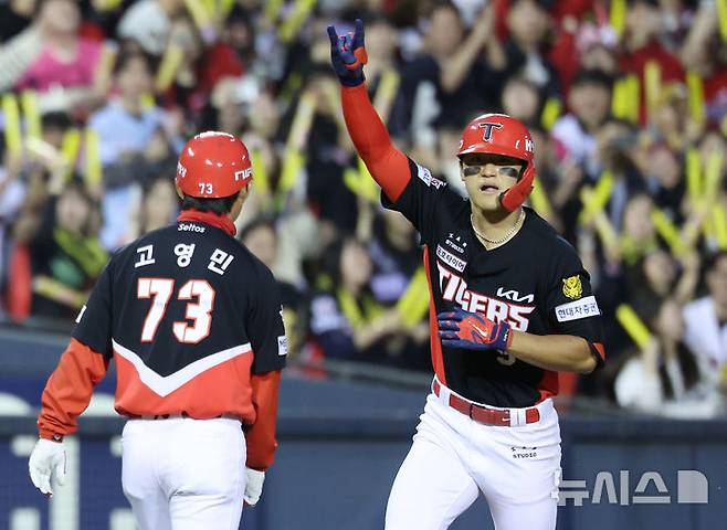 [서울=뉴시스] 김진아 기자 = 31일 오후 서울 송파구 잠실야구장에서 열린 2026 KBO리그 KIA 타이거즈와 LG 트윈스의 경기, 2회초 2사 2루 KIA 김도영이 투런 홈런을 친 뒤 그라운드를 돌고 있다. 2026.03.31. bluesoda@newsis.com