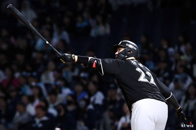 [서울=뉴시스] 프로야구 KT 위즈 장성우가 15일 창원NC파크에서 열린  2026 신한 쏠 KBO리그 NC 다이노스와의 경기에서 안타를 치고 있다. (사진=KT 위즈 제공) 2026.04.15.  *재판매 및 DB 금지