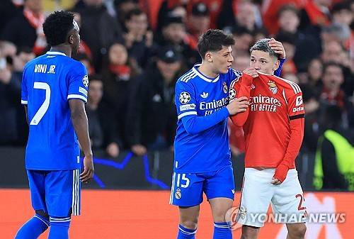비니시우스(왼쪽)를 향해 입을 가린 채 무언가를 말하는 프레스티아니(오른쪽) [AFP=연합뉴스]