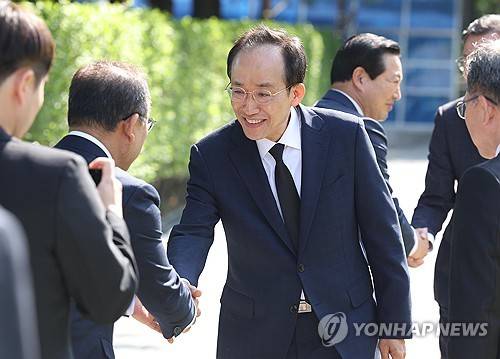 예비후보들과 인사하는 추경호 [연합뉴스 자료사진]