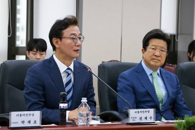 더불어민주당 부산시장 후보인 전재수 의원이 부산상공회의소를 방문해 지역 상공인들을 만났다. 더불어민주당 부산시당 제공