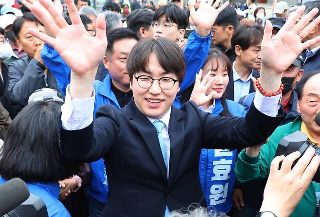 6·3 지방선거와 함께 치러지는 부산 북갑 보궐선거 더불어민주당 후보로 출마하는 하정우 전 청와대 AI 수석이 29일 오후 부산 북구 구포시장을 찾아 시민들에게 인사하고 있다. 연합뉴스