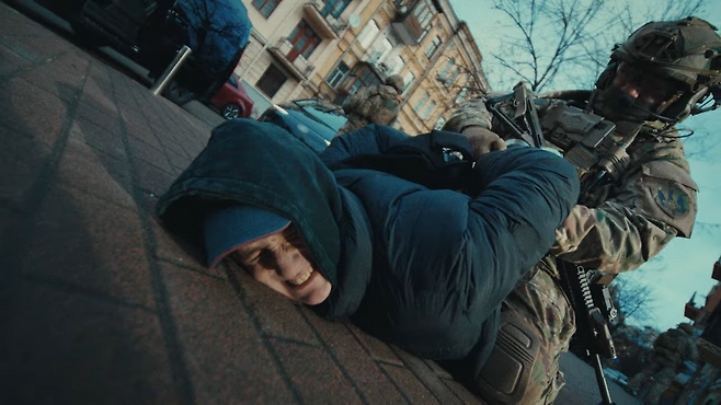 우크라이나 보안국(SBU)이 지난해 1월15일 공개한 공익 캠페인 영상. 러시아 특수 첩보기관이 사회관계망서비스(SNS)를 통해 청소년을 포섭하고 있으며 우크라이나 정부가 이를 적극 추적·체포하고 있다는 내용이다. 우크라이나 보안국 유튜브 캡처