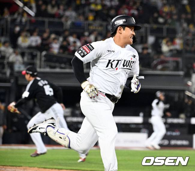 [OSEN=수원, 이대선 기자] 프로야구 KT 위즈가 LG 트윈스를 꺾고&nbsp;1~2위 빅매치에서 웃었다.KT는&nbsp;28일 수원 KT위즈파크에서 열린 2026 KBO리그 LG와 경기에서 연장 10회 6-5 끝내기 승리를 거뒀다.&nbsp; KT는 18승 8패로 1위 자리를 지켰고, LG는 16승 9패로 1.5경기 차이로 밀려났다.경기 종료 후 끝내기 안타를 친 KT 강민성이 그라운드를 달리고 있다. 2026.04.28 /sunday@osen.co.kr