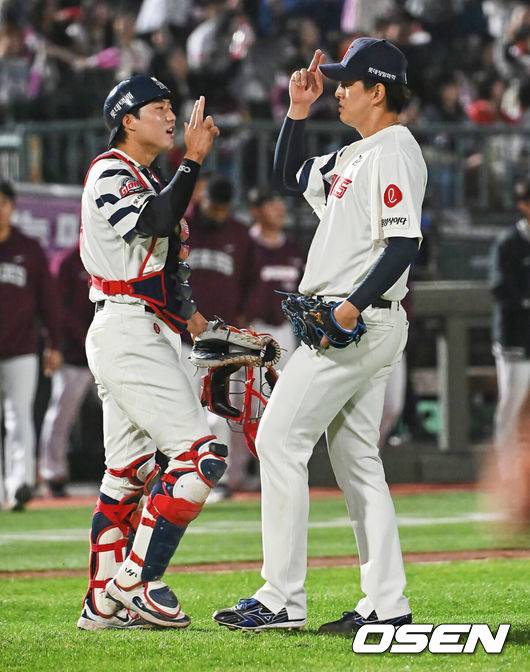 [OSEN=부산, 이석우 기자] 28일 부산 사직야구장에서 2026 신한 SOL KBO 리그 롯데 자이언츠와 키움 히어로즈의 경기가 열렸다. 홈팀 롯데는 김진욱이, 방문팀 키움은 알칸타라가 선발 출전했다.롯데 자이언츠 김원중이 9회말 2사 키움 히어로즈 김건희를 삼진으로 잡고 5-4로 승리한 후 손성빈과 세리머니를 하고 있다. 2026.04.28 / foto0307@osen.co.kr