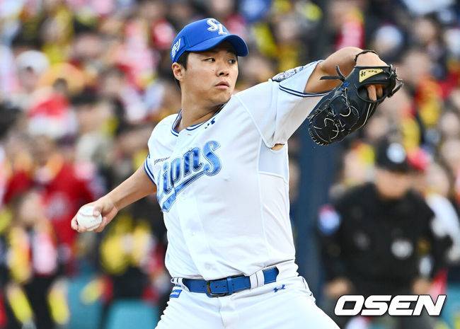 [OSEN=대구, 이석우 기자] 26일 대구 삼성라이온즈파크에서 2024 신한 SOL뱅크 KBO 포스트시즌 한국시리즈 삼성 라이온즈와 KIA 타이거즈의 4차전 경기가 열렸다. 홈팀 삼성은 원태인, 방문팀 KIA는 네일을 선발 투수로 내세웠다.삼성 라이온즈 김윤수가 역투하고 있다. 2024.10.26 / foto0307@osen.co.kr