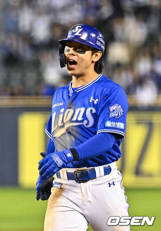 [OSEN=잠실, 박준형 기자] 28일 오후 서울 잠실구장에서 2026 신한 SOL KBO리그 두산 베어스와 삼성 라이온즈의 경기가 진행됐다.이날 두산은 곽빈을, 삼성은 후라도를 선발투수로 내세웠다.연장 10회초 1사 2루 삼성 김성윤이 재역전 1타점 적시타를 날린뒤 환호하고 있다.     2026.04.28 / soul1014@osen.co.kr