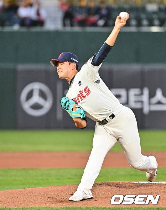 [OSEN=부산, 이석우 기자] 28일 부산 사직야구장에서 2026 신한 SOL KBO 리그 롯데 자이언츠와 키움 히어로즈의 경기가 열렸다. 홈팀 롯데는 김진욱이, 방문팀 키움은 알칸타라가 선발 출전했다.롯데 자이언츠 선발 투수 김진욱이 역투하고 있다. 2026.04.28 / foto0307@osen.co.kr