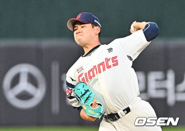 [OSEN=부산, 이석우 기자] 28일 부산 사직야구장에서 2026 신한 SOL KBO 리그 롯데 자이언츠와 키움 히어로즈의 경기가 열렸다. 홈팀 롯데는 김진욱이, 방문팀 키움은 알칸타라가 선발 출전했다.롯데 자이언츠 선발 투수 김진욱이 역투하고 있다. 2026.04.28 / foto0307@osen.co.kr