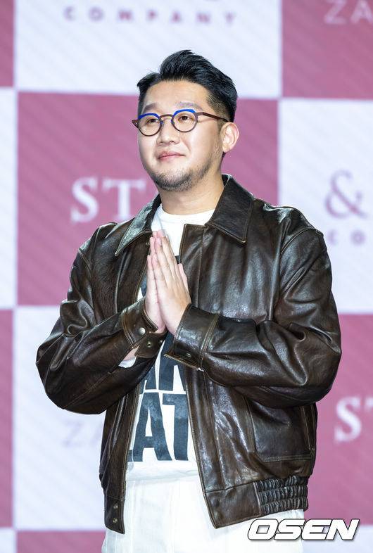 [OSEN=박준형 기자] 3일 오후 서울 일지아트홀에서 ‘어반자카파(URBAN ZAKAPA)’&nbsp;EP앨범&nbsp;‘STAY’관련 음감회가 진행됐다.2021년 EP 앨범 이후 4년 만의 반가운 컴백이다. 이번 어반자카파의 ‘스테이’는 팝, 알앤비, 발라드, 모던록 등 다양한 장르를 정교하게 융합해 단순 여러 장르를 나열한 집합의 곡이 아니라 하나의 서사적 흐름을 지닌 작품의 곡으로 다채로운 장르를 녹여낸 팝음악을 선보일 예정이다.&nbsp;어반자카파 박용인이 포즈를 취하고 있다. 2025.11.03 / soul1014@osen.co.kr
