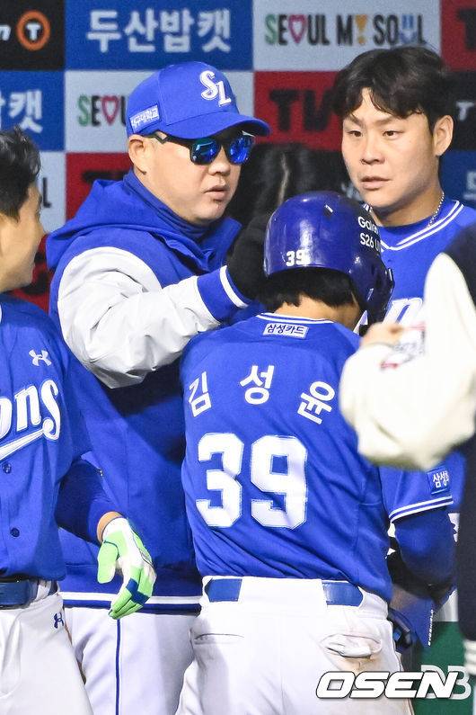 [OSEN=잠실, 박준형 기자] 28일 오후 서울 잠실구장에서 2026 신한 SOL KBO리그 두산 베어스와 삼성 라이온즈의 경기가 진행됐다.이날 두산은 곽빈을, 삼성은 후라도를 선발투수로 내세웠다.연장 10회초 1사 2루 삼성 최형우의 1타점 적시타때 2루 주자 김성윤이 득점후 박진만 감독의 축하를 받고 있다.       2026.04.28 / soul1014@osen.co.kr