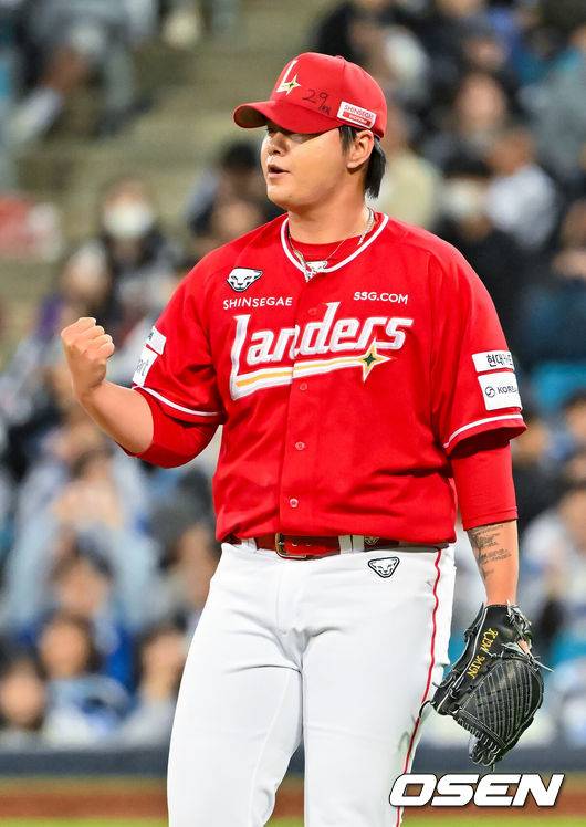 [OSEN=대구, 민경훈 기자] 22일 오후 대구삼성라이온즈파크 ‘2026 신한 SOL Bank KBO리그' 삼성 라이온즈와 SSG 랜더스와 경기가 열렸다.이 경기에서 SSG이 삼성에 3-2로 승리하며 2연승 질주를 했다. 반면 삼성은 지난 19일 대구 LG 트윈스전 이후 3연패 수렁에 빠졌다.&nbsp;경기를 마치고 SSG 김민이 세리머니를 하고 있다. 2026.04.22 / rumi@osen.co.kr