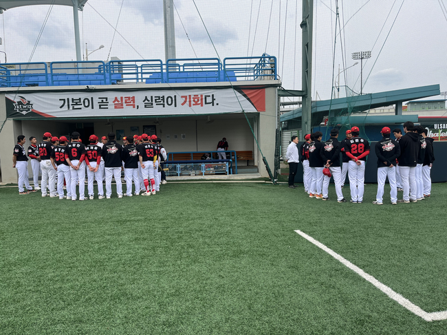 호주 국가대표 출신 알렉스 홀이 마침내 넘겼다. 짜릿한 동점포를 앞세운 울산 웨일즈가 극적인 역전승으로 선두 자리를 되찾았다. / 울산 웨일즈