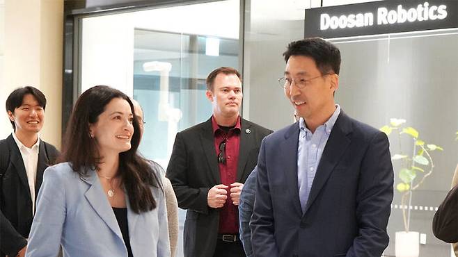 두산로보틱스 방문한 엔비디아 매디슨 황 수석 이사(왼쪽)