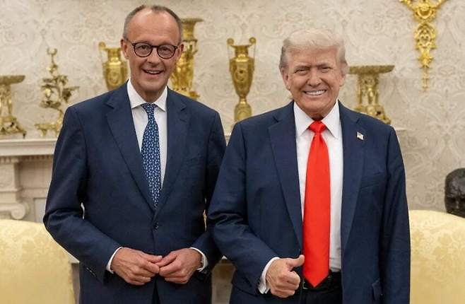 프리드리히 메르츠 독일 총리(왼쪽)와&nbsp;도널드 트럼프 미국 대통령. 사진은 지난 3월 백악관을 방문한 메르츠가 트럼프와의 정상회담 후 기념촬영을 하는 모습. 백악관 홈페이지