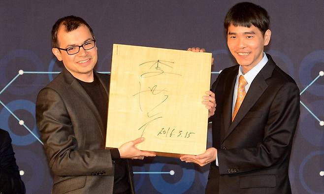 10년 전 ‘세기의 대결’ 2016년 5월 15일 서울 중구 새문안로 포시즌스호텔에서 열린 이세돌-알파고 대국 시상식에서 이세돌 9단(오른쪽)이 자신의 친필 사인이 담긴 바둑판을 데미스 허사비스 구글 딥마인드 최고경영자(CEO)에게 선물하고 있다. 세계일보 자료사진