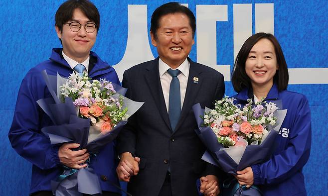 파란 점퍼 입고 기념촬영 더불어민주당 정청래 대표가 29일 서울 여의도 국회에서 열린 인재영입식에서 하정우 전 청와대 AI미래기획수석비서관, 전은수 전 청와대 대변인에게 파란 점퍼를 입혀준 후 기념 촬영을 하고 있다. 민주당은 이날 하 전 수석, 전 전 대변인을 6·3 국회의원 재보선 2·3호 영입인사로 발표했다. 왼쪽부터 하 전 수석, 정 대표, 전 전 대변인. 허정호 선임기자