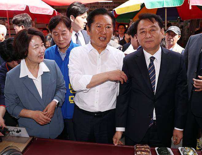 더불어민주당 정청래 대표와 추미애 경기지사 후보, 이광재 하남갑 보궐선거 후보, 강병덕 하남시장 후보가 29일 오후 경기도 하남 덕풍전통시장을 찾아 상인들과 대화하고 있다. 뉴스1