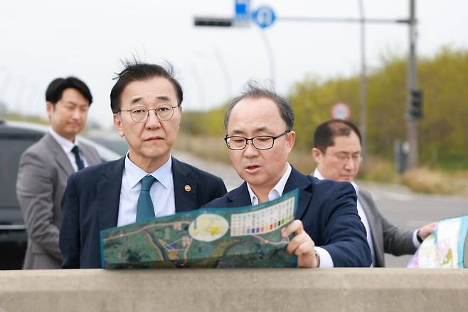 김윤덕(왼쪽)국토교통부 장관이 29일 전북 새만금 수변도시 조성 현장을 찾아 사업 진행 상황을 확인하고 있다. 새만금개발청 제공