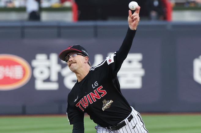 LG 트윈스 라클란 웰스가 28일 경기 수원 케이티 위즈 파크에서 열린 2026 KBO리그 LG와 KT 위즈의 경기에서 옅구하고 있다. 2026.4.28 연합뉴스