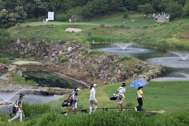 한국여자프로골프(KLPGA)투어 선수들이 충북 음성군 레인보우힐스CC(파72) 코스를 걸어서 이동하고 있다. DB 위민스 챔피언십이 열리는 레인보우힐스CC는 자연을 그대로 살리는 코스 설계에 오르막과 내리막이 심해 자칫하면 타수를 크게 잃을 수 있다.  KLPGA 제공