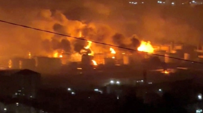 러시아 투압세의 정유공장에서 불길이 치솟는 모습. 로이터 연합뉴스