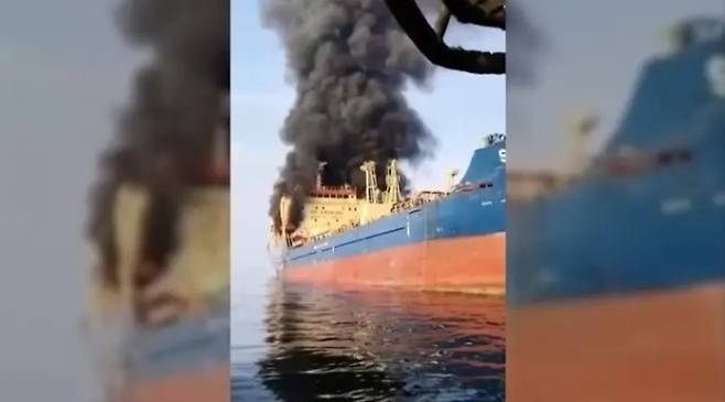 2026년 3월 1일 이란 오만 사이의 해역인 호르무즈 해협을 지나던 팔라우 선적 유조선 스카이라이트호가 공격을 받고 화염과 연기에 휩싸이고 있다. AFP 연합뉴스