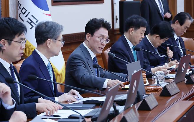 김민석 국무총리가 29일 서울 종로구 정부서울청사에서 열린 임시국무회의 겸 비상경제본부회의에서 개회 선언을 하고 있다. 연합뉴스