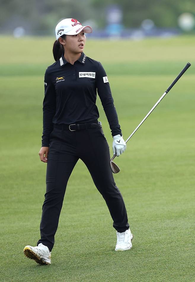 샷을 한 뒤 공을 확인하고 있는 황유민. 사진 제공=AFP연합뉴스