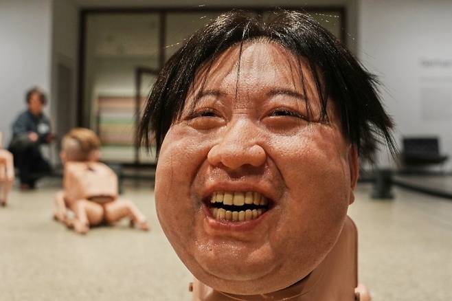 28일(현지시간) 독일 베를린 노이에 국립미술관에서 열린 미국 작가 비플의 설치미술 작품 ‘평범한 동물들’에서 김정은 북한 국무위원장 얼굴을 한 로봇 개가 보인다. AP 연합뉴스