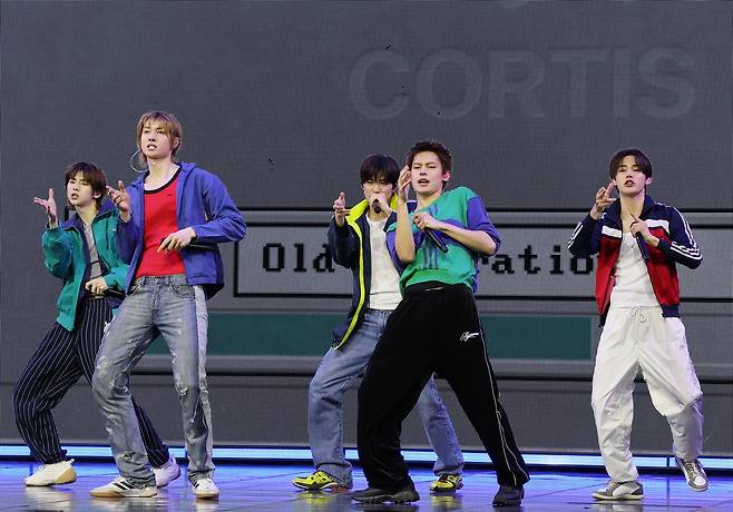 그룹 코르티스(CORTIS)가 20일 서울 광진구 예스24라이브홀에서 열린 두 번째 미니앨범 ‘그린그린’(GREENGREEN) 언론 공개회에서 수록곡 ‘영 크리에이터 크루’를 선보이고 있다. 연합뉴스