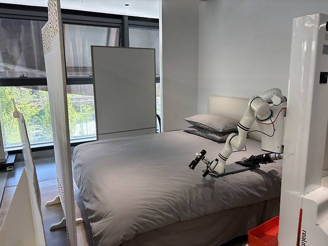 28일 베이징 스징산구 휴머노이드 로봇 훈련 중심에서 리얼맨의 로봇 팔이 수건 개기 동작을 반복하고 있다. 베이징=정다은 특파원