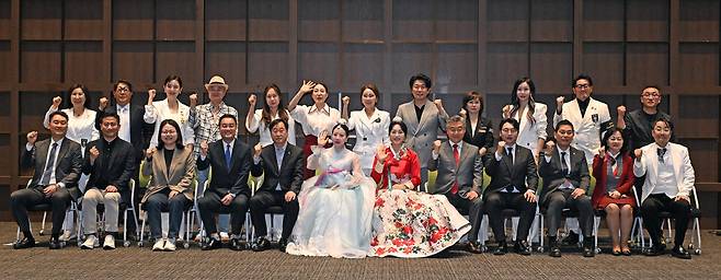 29일 경기 수원컨벤션센터에서 K뷰티전문가연합회 주최로 열린 '제23회 IBAC 국제뷰티아트컨퍼런스'에서 김준혁 더불어민주당 의원(앞줄 왼쪽에서 다섯번째)과 황종열 이사장(앞줄 오른쪽 첫번째) 등 참석자들이 기념촬영을 하고 있다. ⓒ서상준 기자